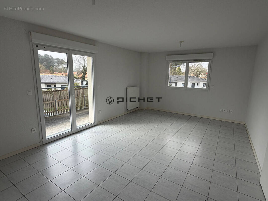 Appartement à SAINT-JEAN-D'ILLAC