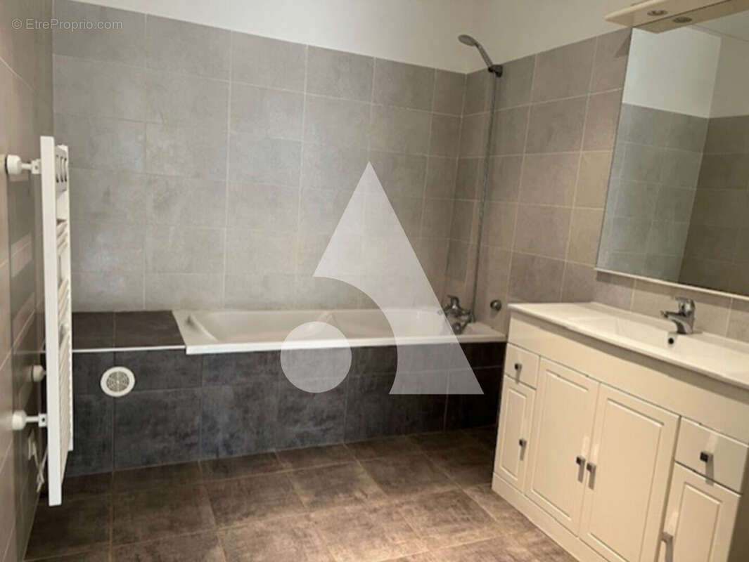 Appartement à NEYRON