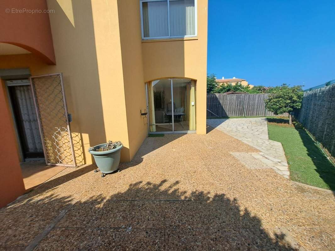 Le cap d'agde t3 + cabine en rez de jardin avec parking. - photo 10