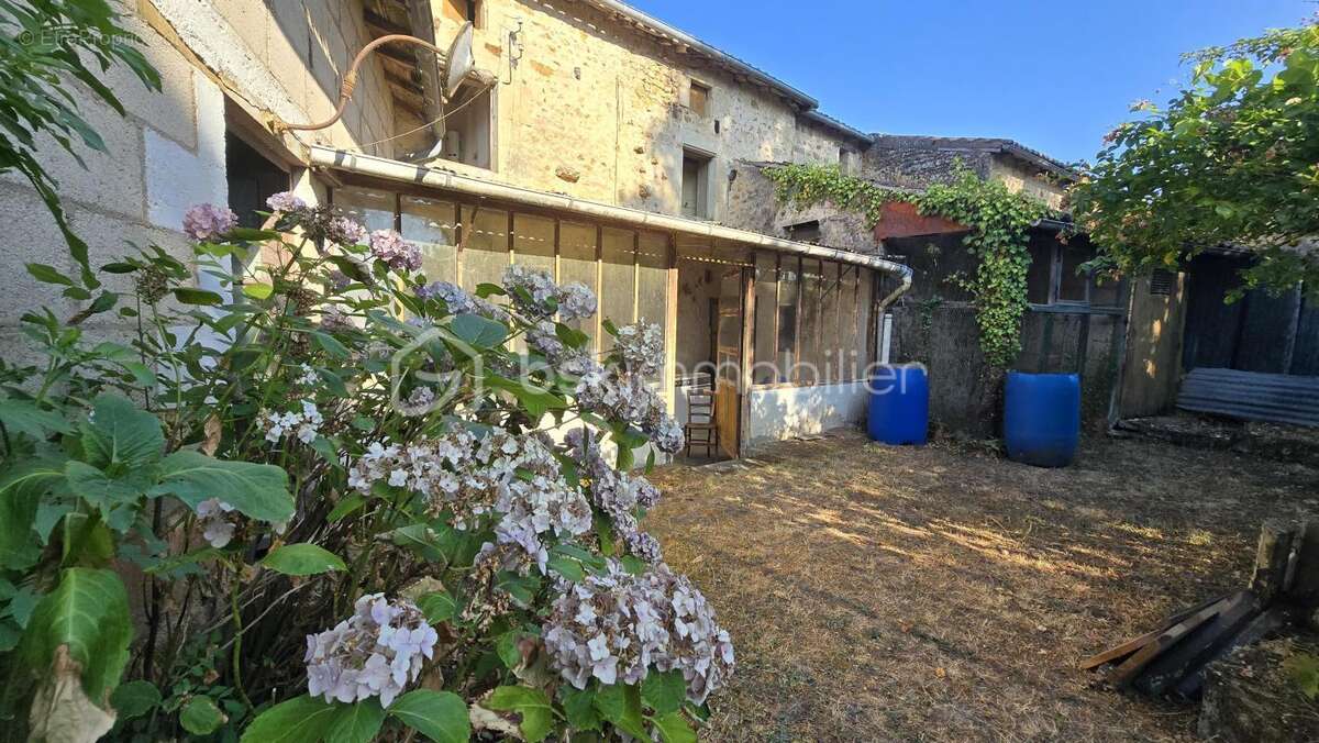 Superbe opportunité, maison de bourg à rénover, 4 chambres, grenier aménageable, terrain - photo 2