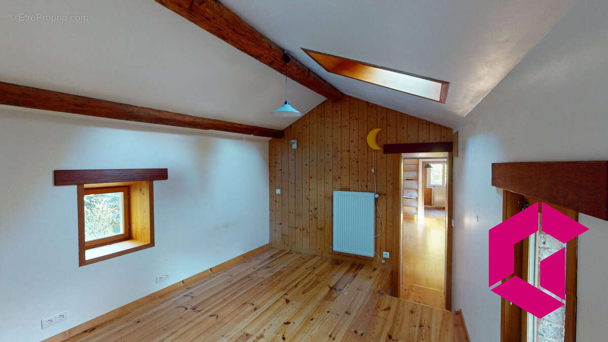 Maison à LE CHAMBON-FEUGEROLLES