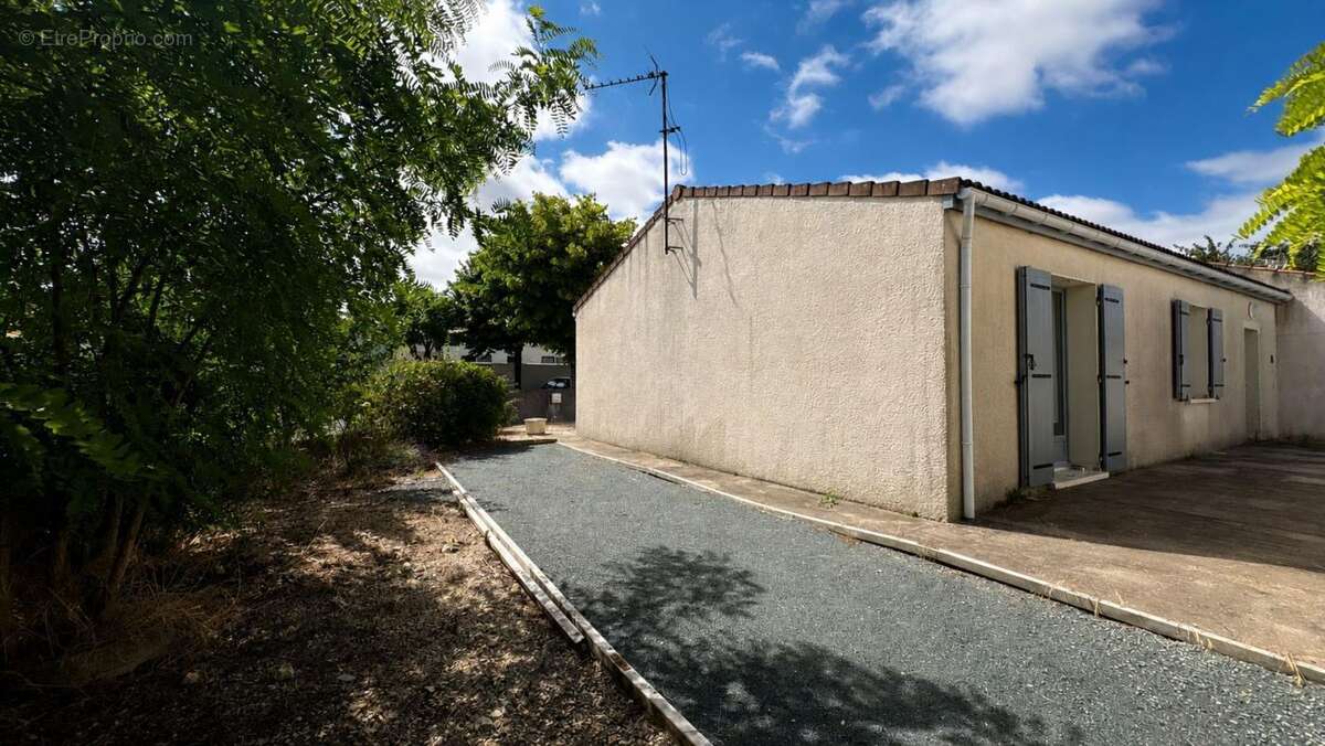 Dompierre-sur-mer – plein centre / calme/ maison t3 plain-pied / garage - photo 2