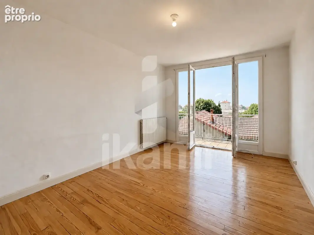 Appartement T3 avec double balcon, place de parking en hyper centre de Romans - photo 3