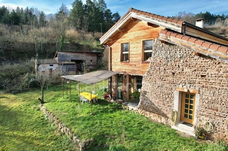 Maison de 220 m2, rénovée en 2014, terrain de 6 ha, 4 chambres, salle de jeux, 3 puits, étang, assainissement aux normes à venir - photo 4