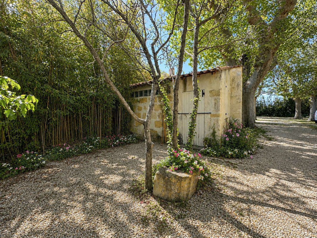 Ensemble immobilier de 281 m2 habitables et 740 m2 de bâtiments annexes - photo 17