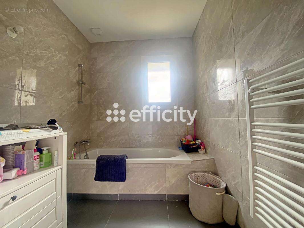 Maison 105 m² à Savigne-Sur-Lathan  - photo 8