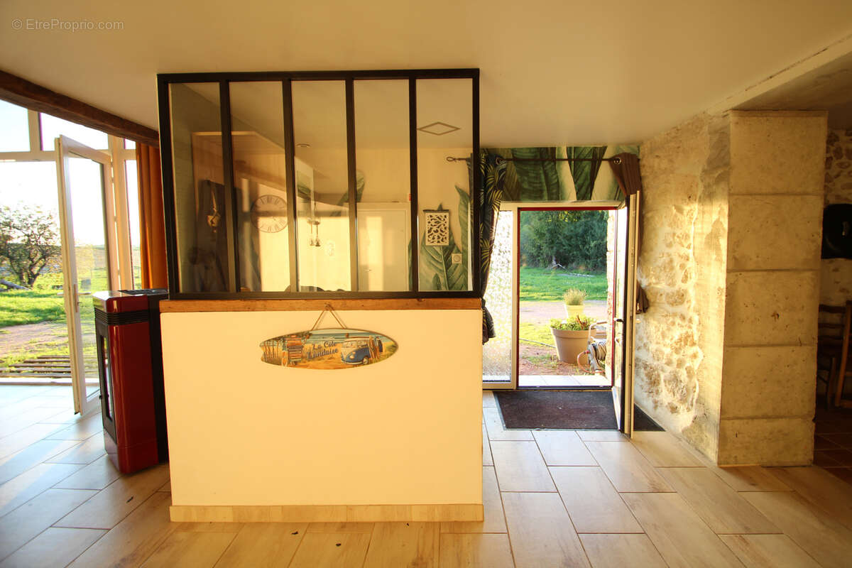 Maison à MONTAIGU-LE-BLIN