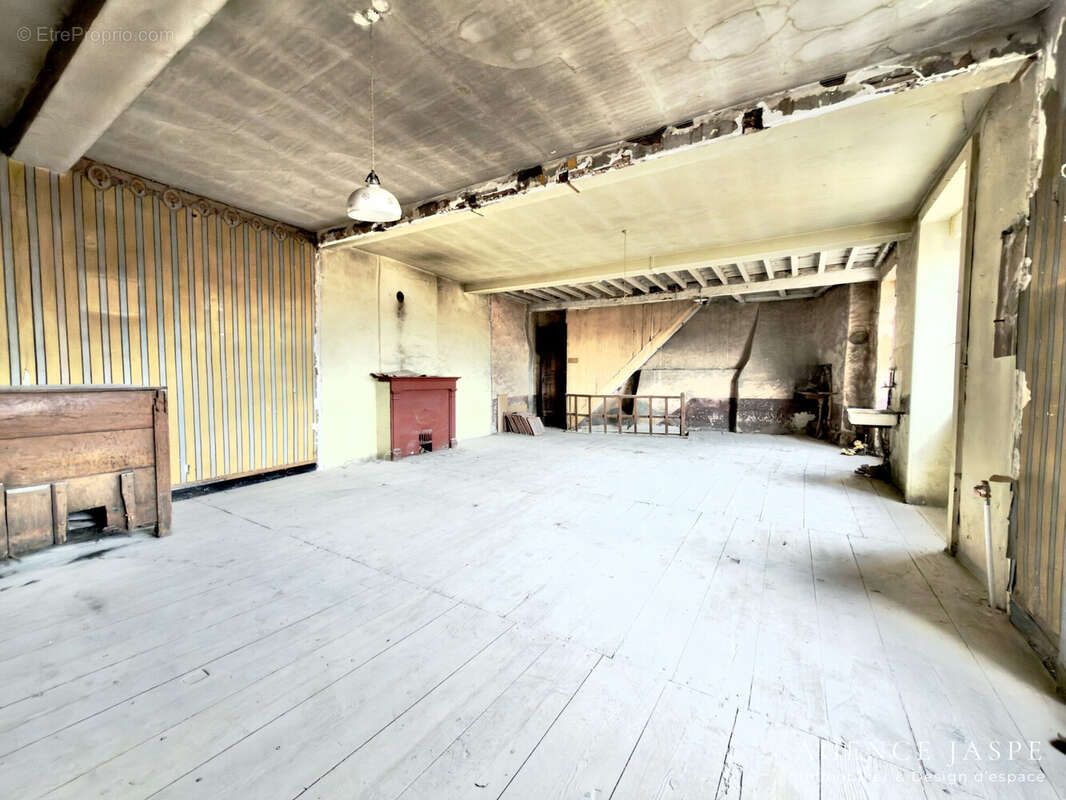 Appartement à SURY-LE-COMTAL