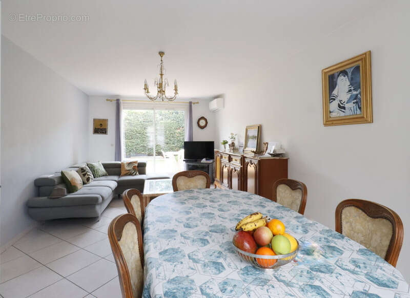 Dpt Bouches du Rhône (13), à vendre  maison P6 environ 90 m² avec jardin - photo 4