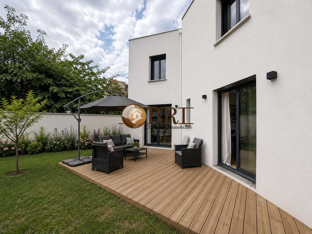 côté terrasse, jardin - Maison à LYON-8E