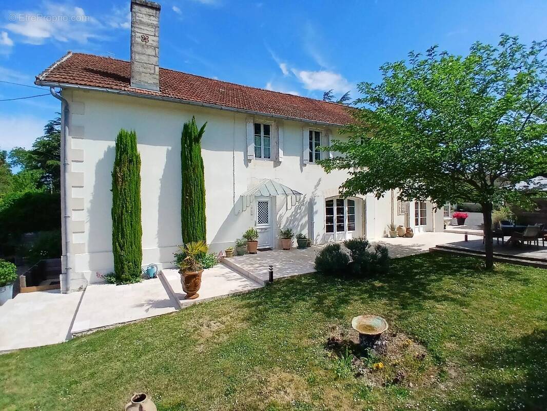Maison à VILLEBOIS-LAVALETTE