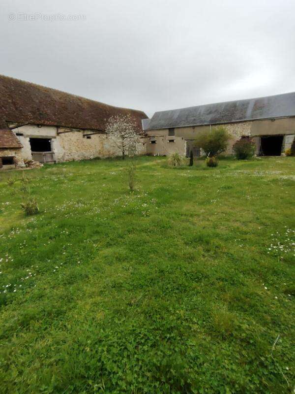 Très belle bâtisse  avec cour fermée et  nombreuses dépendances - photo 7