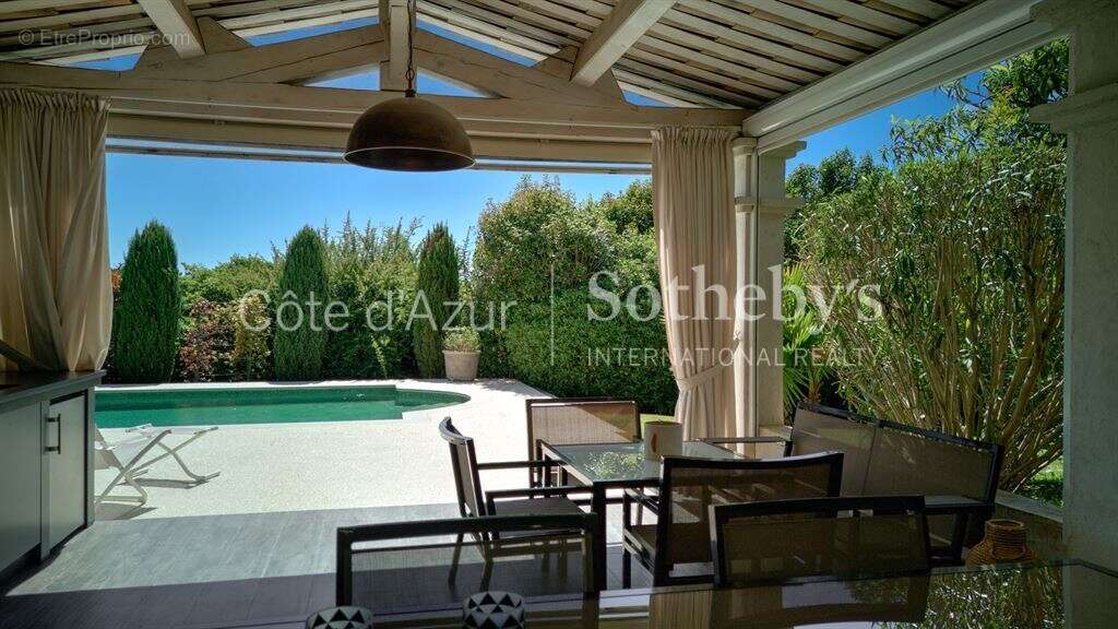 Maison à LA ROQUETTE-SUR-SIAGNE