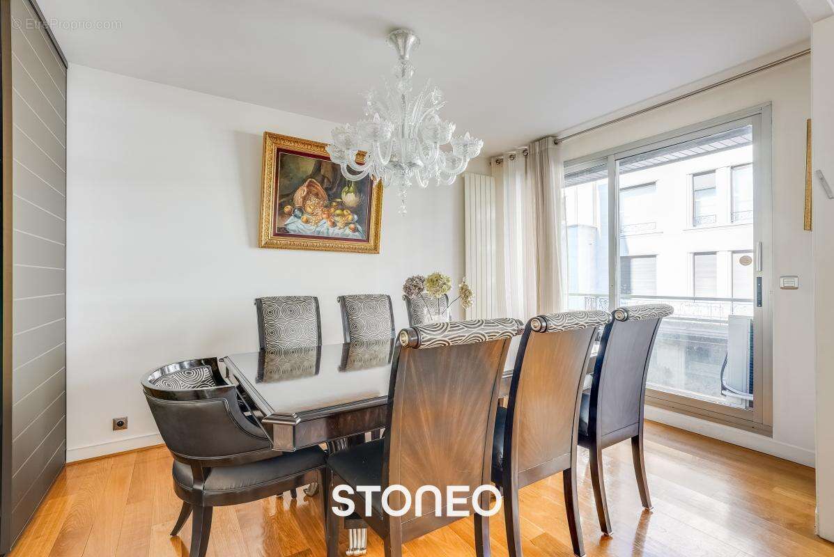 Appartement à PARIS-16E