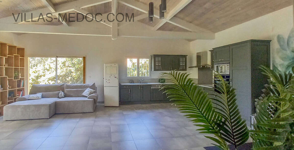 Maison à VENDAYS-MONTALIVET