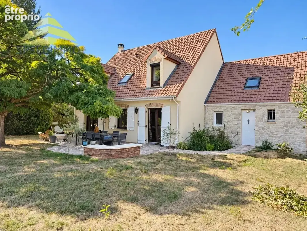 Mandres-les-Roses – Maison familiale avec piscine sur un terrain de 1 309 m² - photo 2
