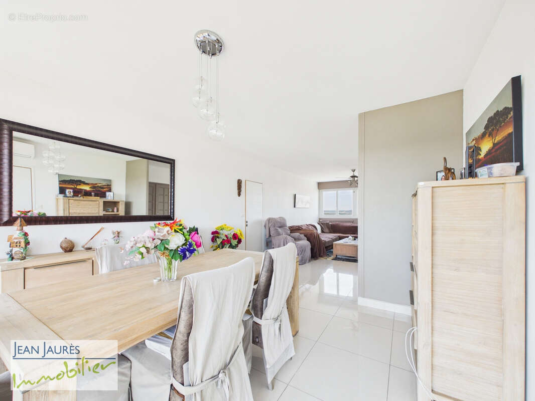 Appartement rénové avec vue panoramique traversante   Lumineux, climatisé et idéalement situé - photo 2