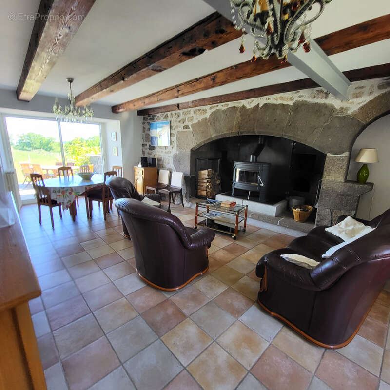 Maison en pierres mitoyenne d'un côté. - photo 5