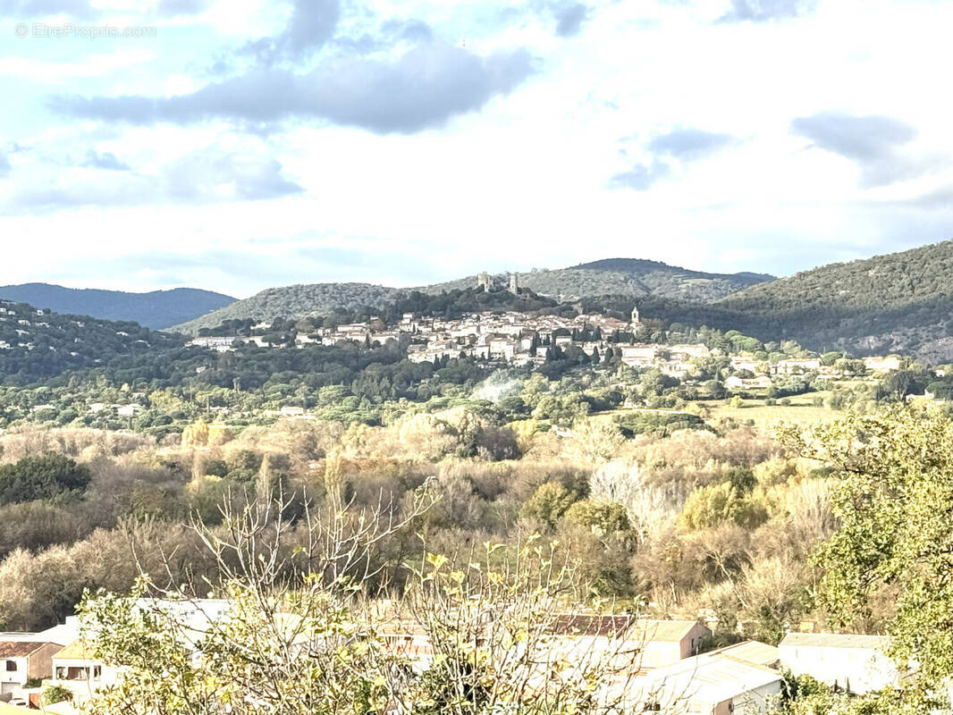 OFFRES EXCLUSIVES sur ce T3 de 65 m² avec terrasse et vue dégagée sur Grimaud à Cogolin 1 - Appartement à COGOLIN