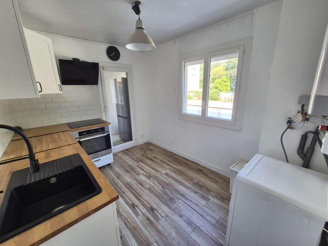 Toulon Ouest - Appartement Type 2 entièrement rénové avec terrasse et stationnement privé - photo 3