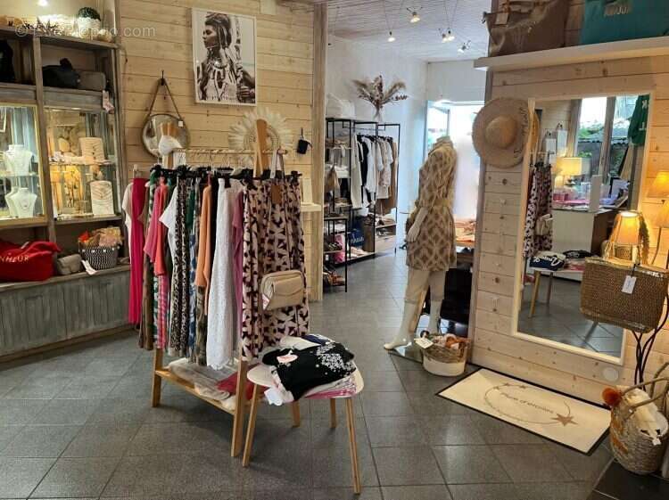 Magasin tous commerces  - Appartement à BESSE-ET-SAINT-ANASTAISE