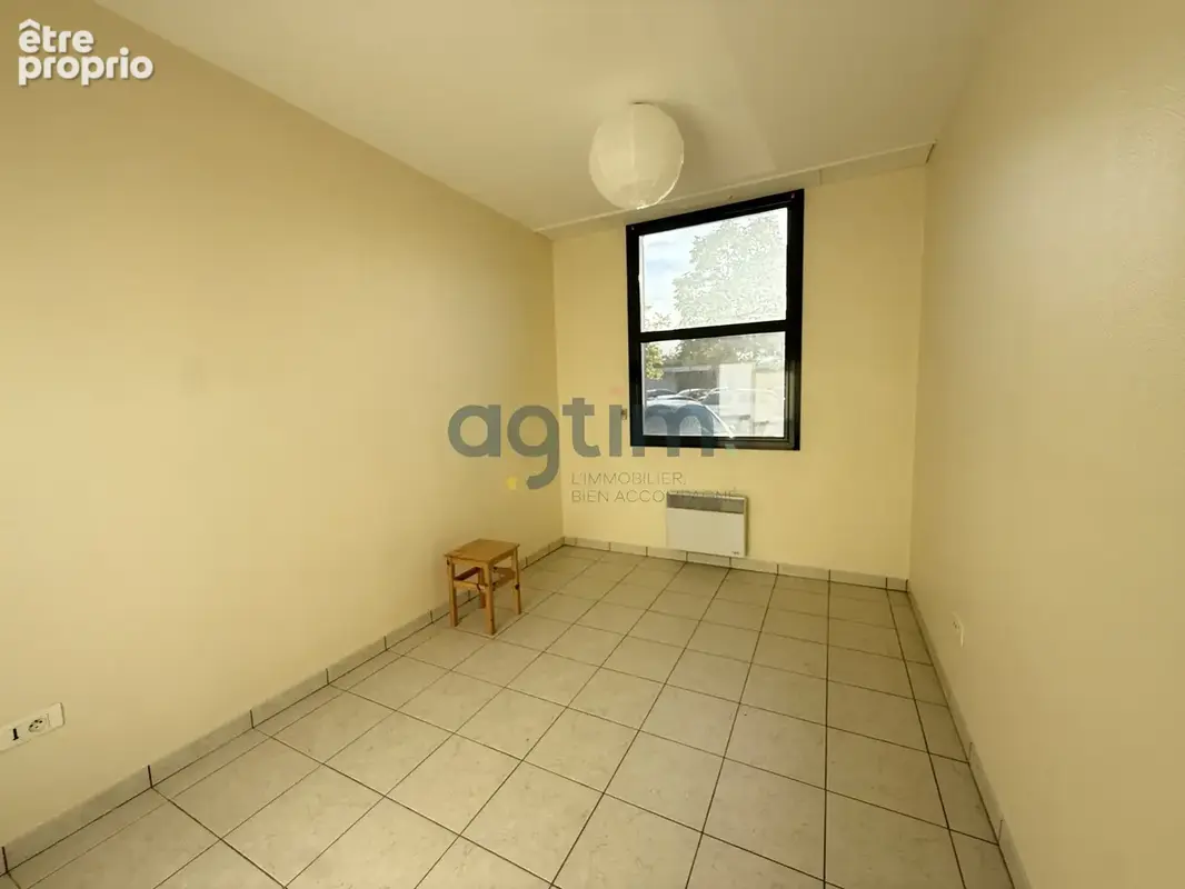MONTAIGU, centre-ville, au RDC d'une résidence de 2004, T2 avec bail commercial en cours, 52m2 hab, parking et - photo 4