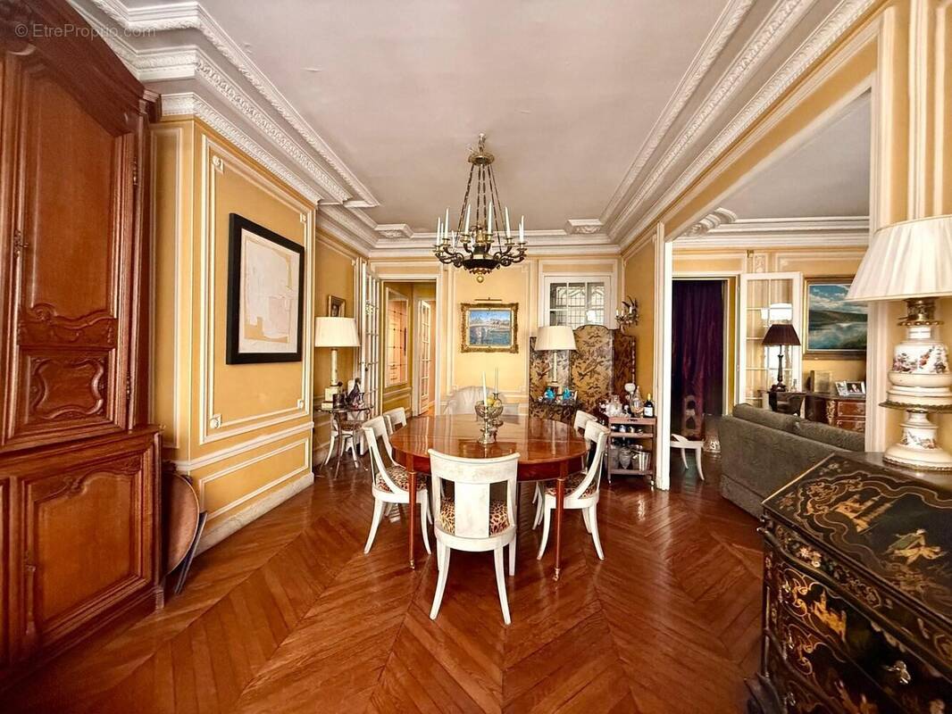 Appartement à PARIS-16E