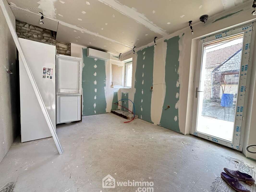 A ses cotés, l'espace cuisine de 13 m² à aménager selon vos envies