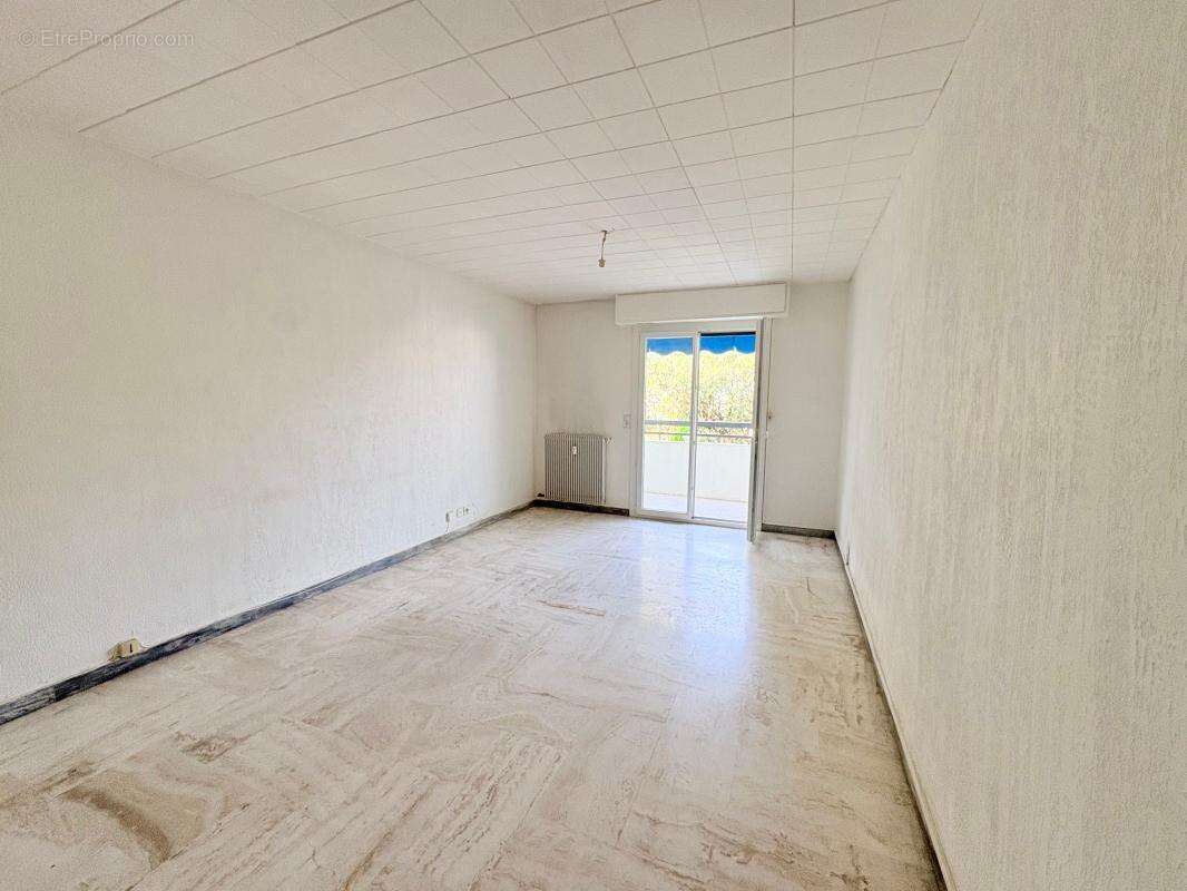 Grand studio avec balcon, cave et stationnement - photo 2