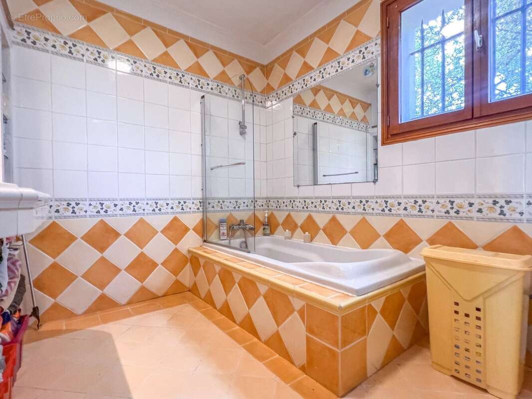 Maison familiale 6 pièces de 164 m² avec T2 indépendant de 35 m² - Roquefort les Pins - photo 8