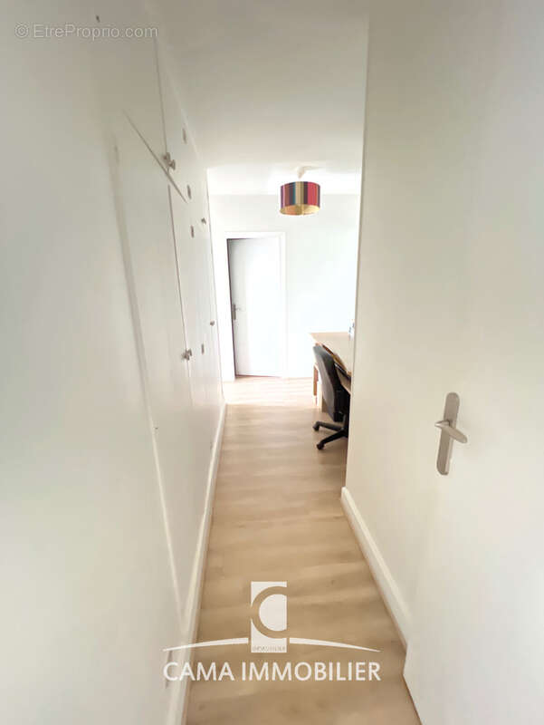 Très beau 3 pièces de 87m2 avec balcom à 15mn à pied de la gare Versailles Chantiers. - photo 8