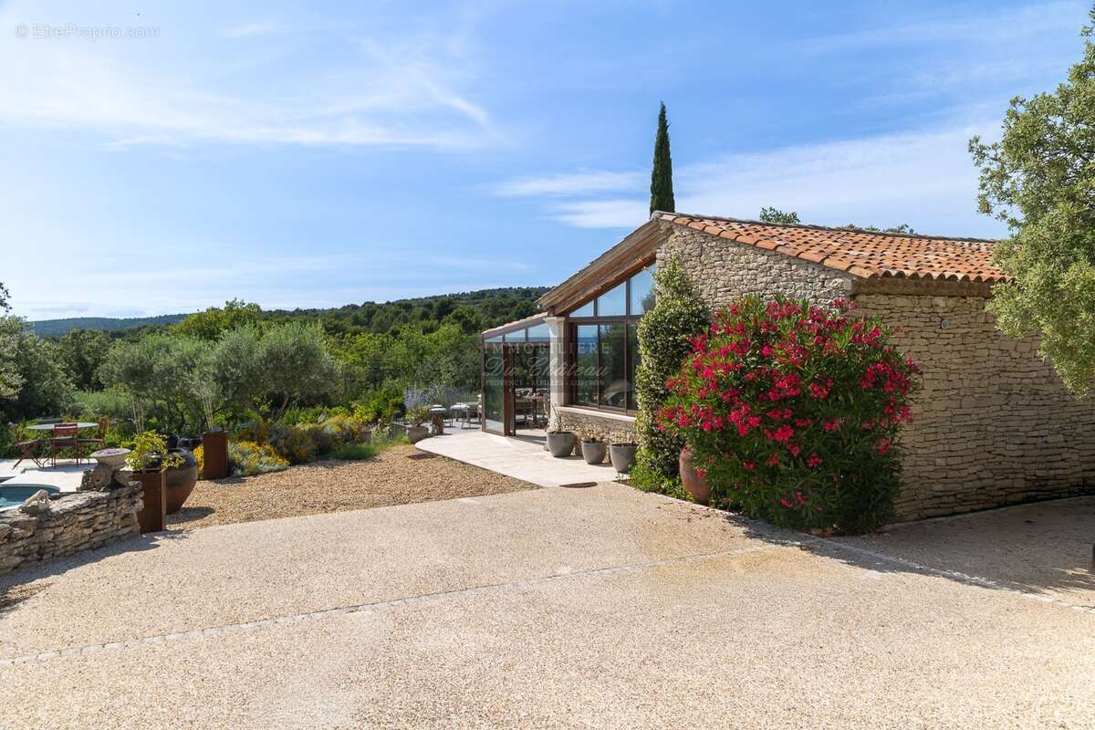 Maison avec vue panoramique, piscine et dépendance calme et proche village 4 chambres - photo 2