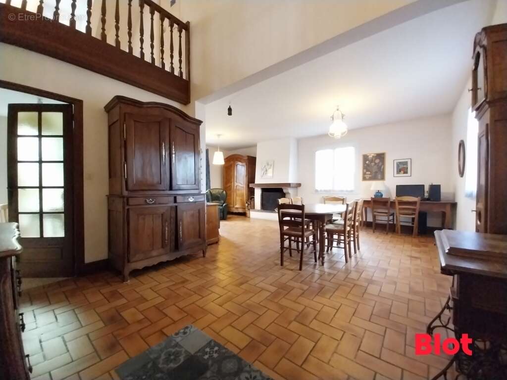 Maison à LA CHAPELLE-DES-FOUGERETZ