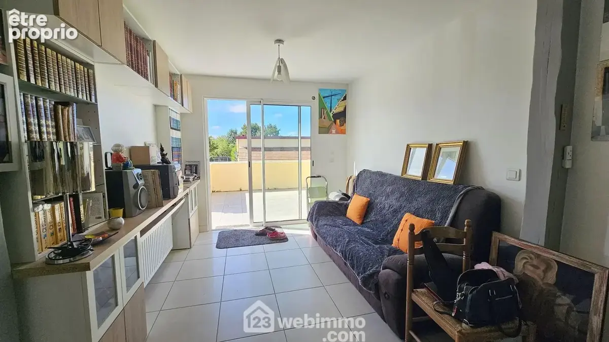 Un autre espace de 10 m² avec son accès sur la terrasse.