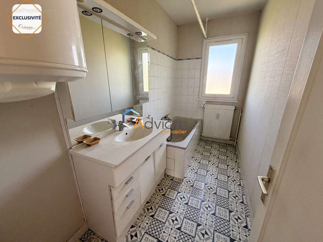 Salle de bain 5 m2 - Appartement à ORLEANS