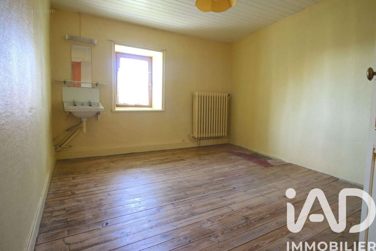 Maison 98 m² à Saint-Bonnet-Le-Bourg  - photo 9
