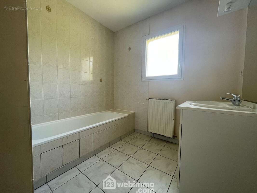 De l'autre côté de l'entrée, l'espace nuit : salle de bains, WC, - Maison à MIGNALOUX-BEAUVOIR