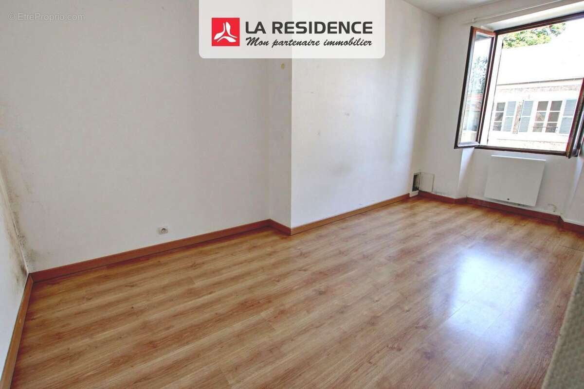 Appartement 73 m² à Le Mesnil-Saint-Denis  - photo 9