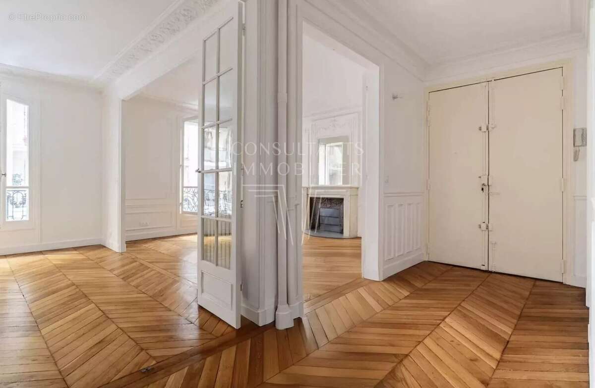Appartement à PARIS-16E