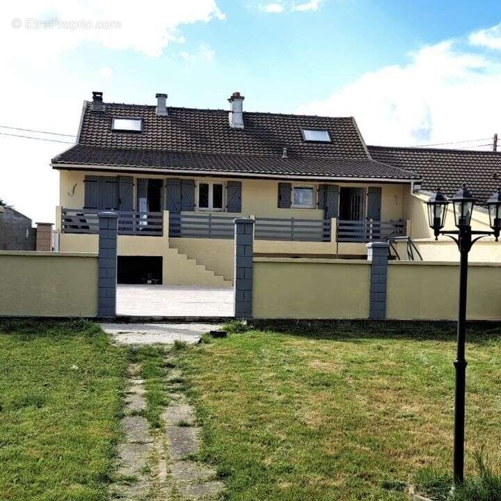maison familiale, sous sol total, grand terrain, 4 chambres, - Maison à ENGENVILLE