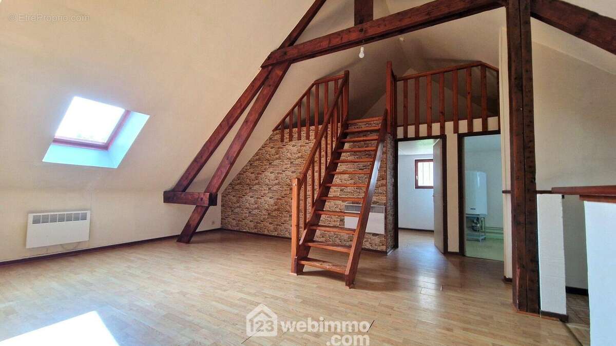 Le séjour de 20 m², vous apprécierez le charme des poutres apparentes - Appartement à LAON