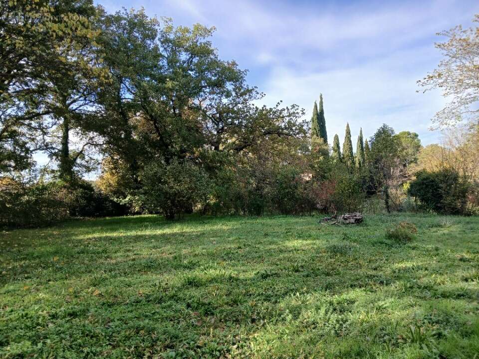 Terrain à LA TOUR-D'AIGUES