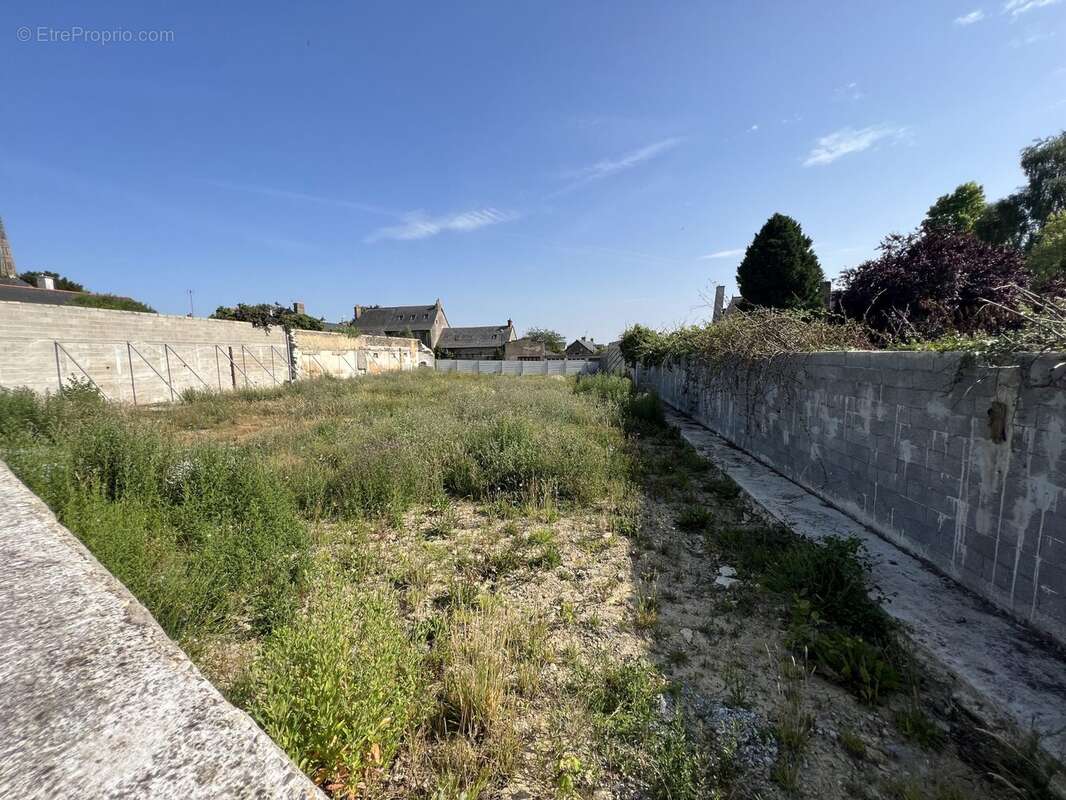 Terrain à CORPS-NUDS