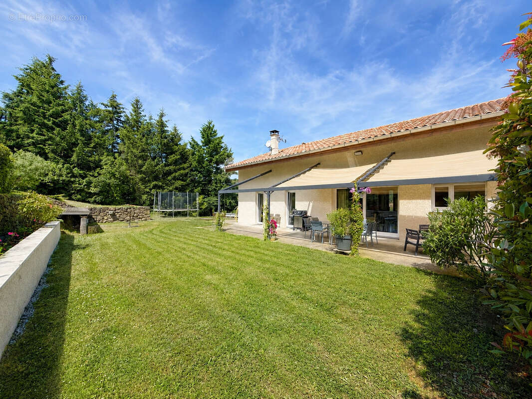 Maison à MACLAS