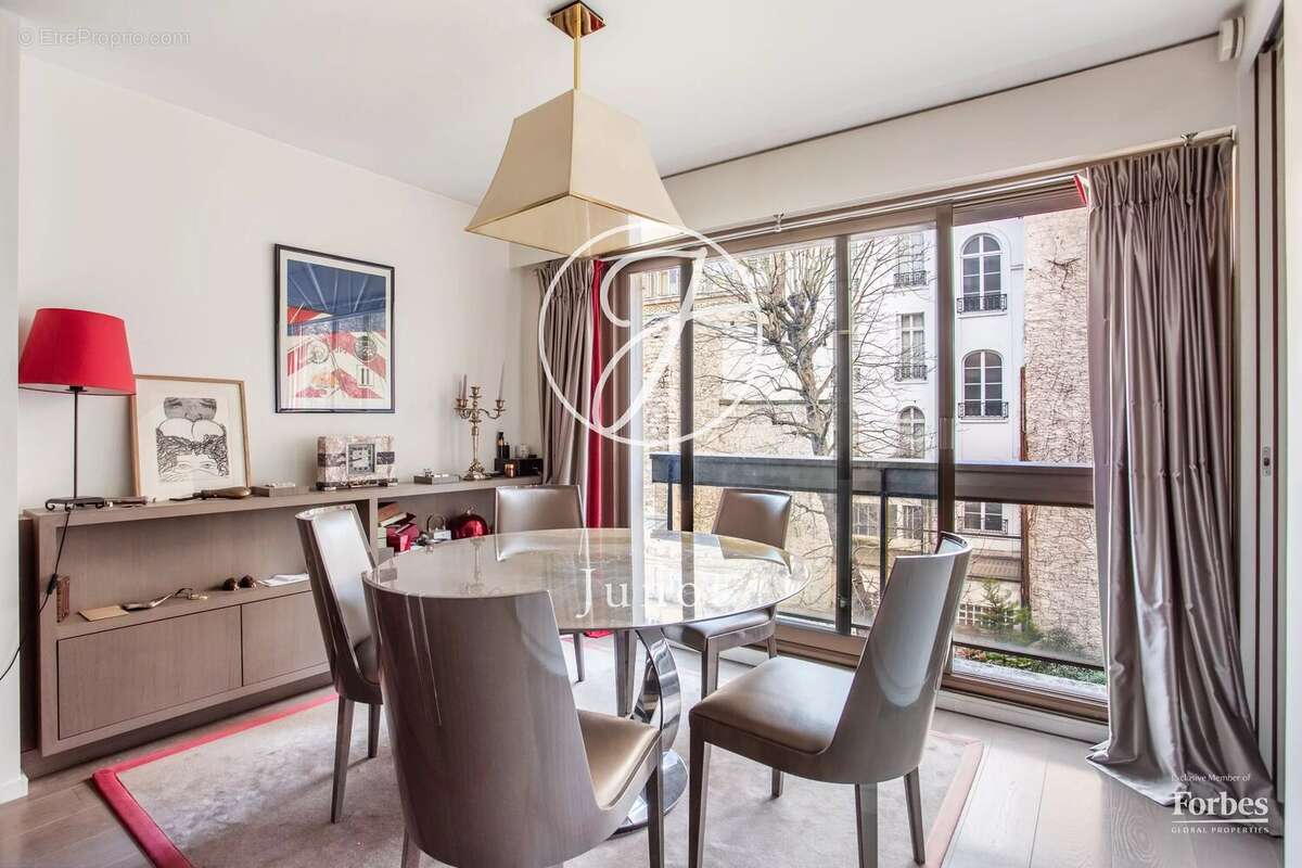 Appartement à PARIS-16E
