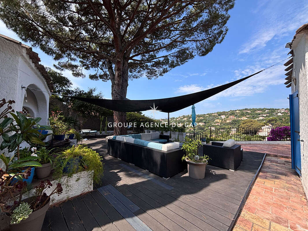 A vendre villa 6 chambres avec studio et 3 pieces independants vue mer exposition sud-ouest piscine garage parikings les issambr - photo 4