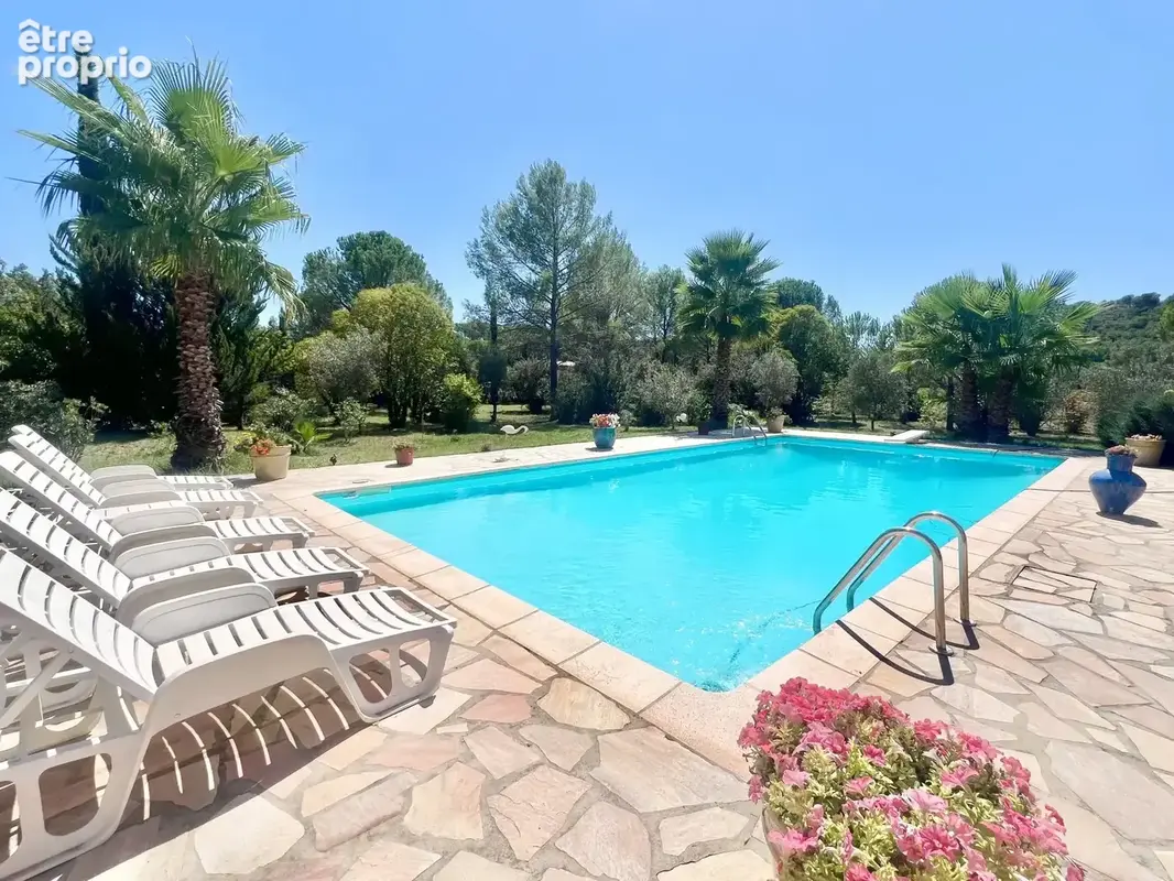 Maison provençale T6 sur 4 200 m² de terrain clos - photo 2