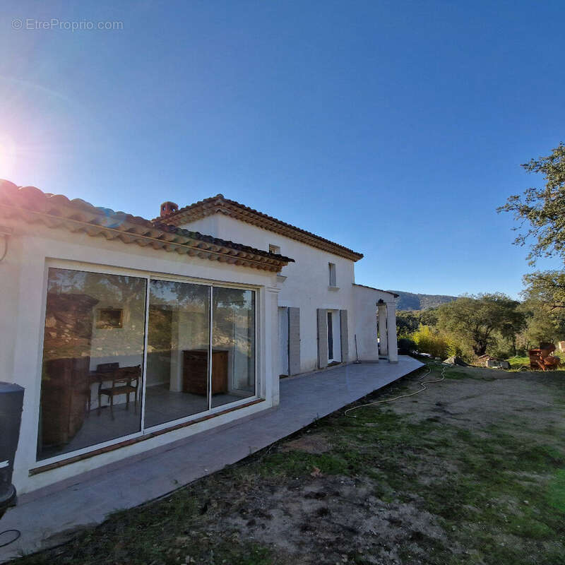 Golfe de St-Tropez villa récente 205 m2 8 pièces, 5 chambres dont 3 de plain-pied... - photo 16
