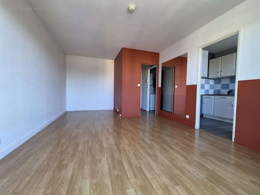 piece de vie 2  studio NEUILLY SUR MARNE