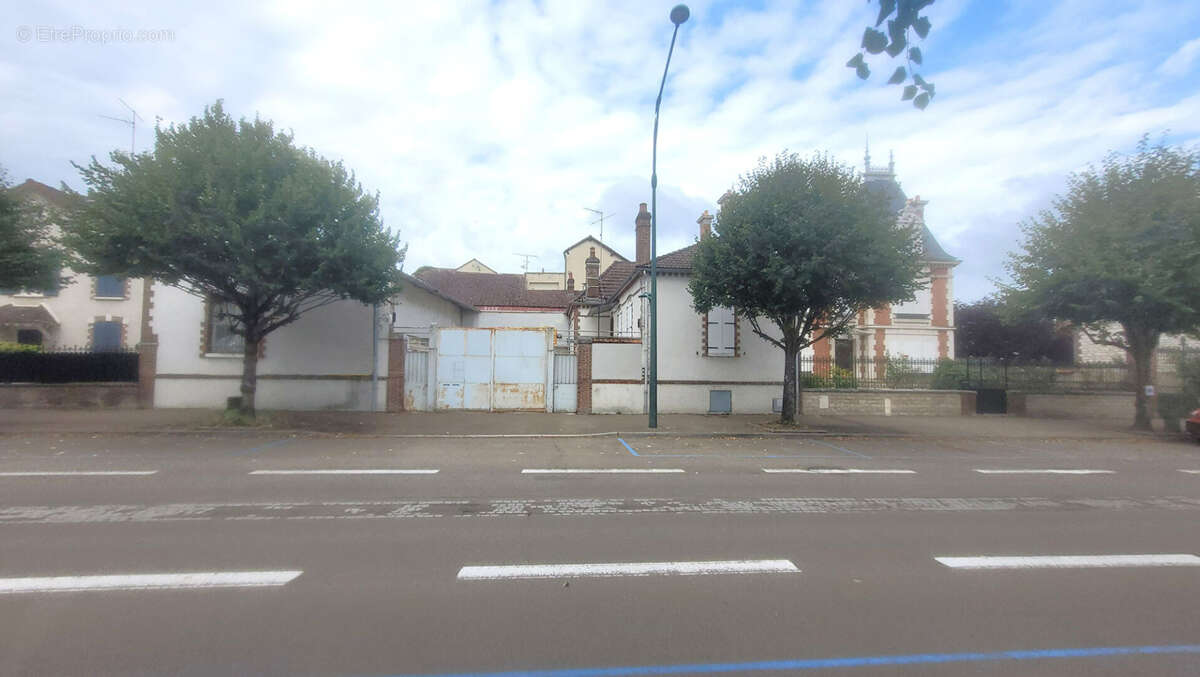 Local, immeuble au centre de Joigny de 1380m2 et maison d'habitation de 96m2 - photo 2
